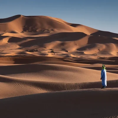71407331-A-Berber-man-in-traditional-dress-in-the-Sand-Dunes-of-Erg-Chebbi-Sahara-Desert-Morocco-North-Africa-Africa